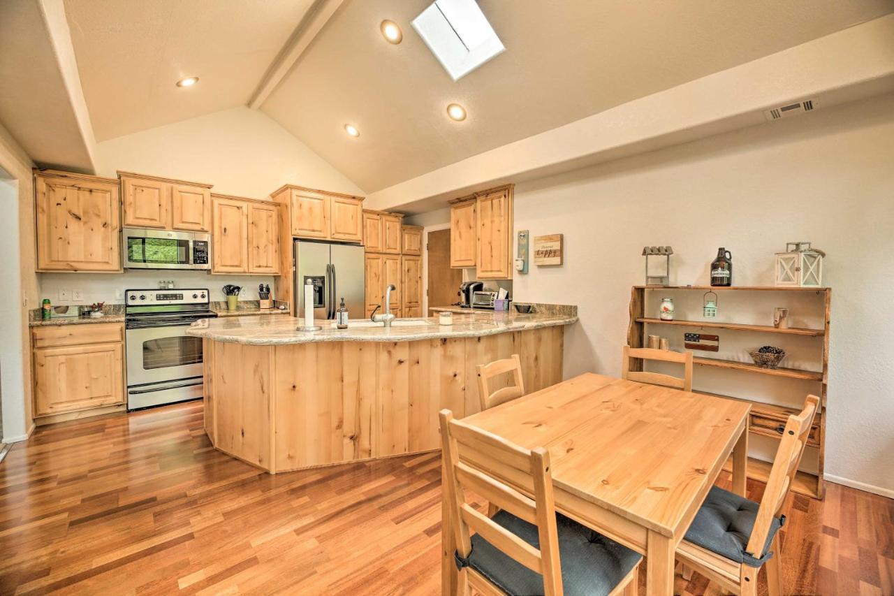 Lush Pinetop Retreat With Large Deck And Wooded Yard! Eksteriør bilde